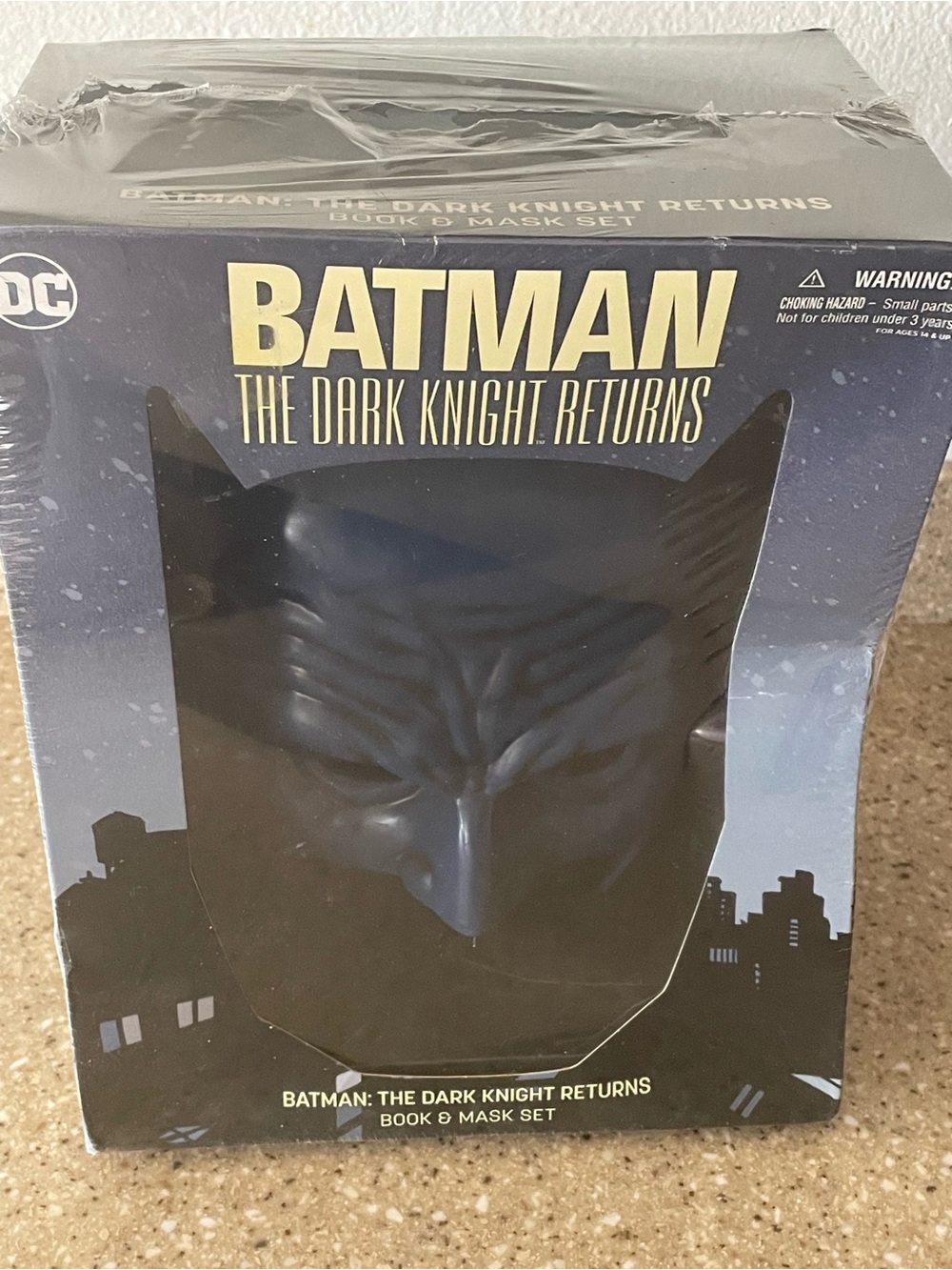 Batman: The Dark Knight Returns Book and Mask Set Sealed New
